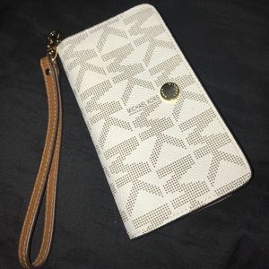 iphone 6s/7 Michael Kors wallet/wristlet